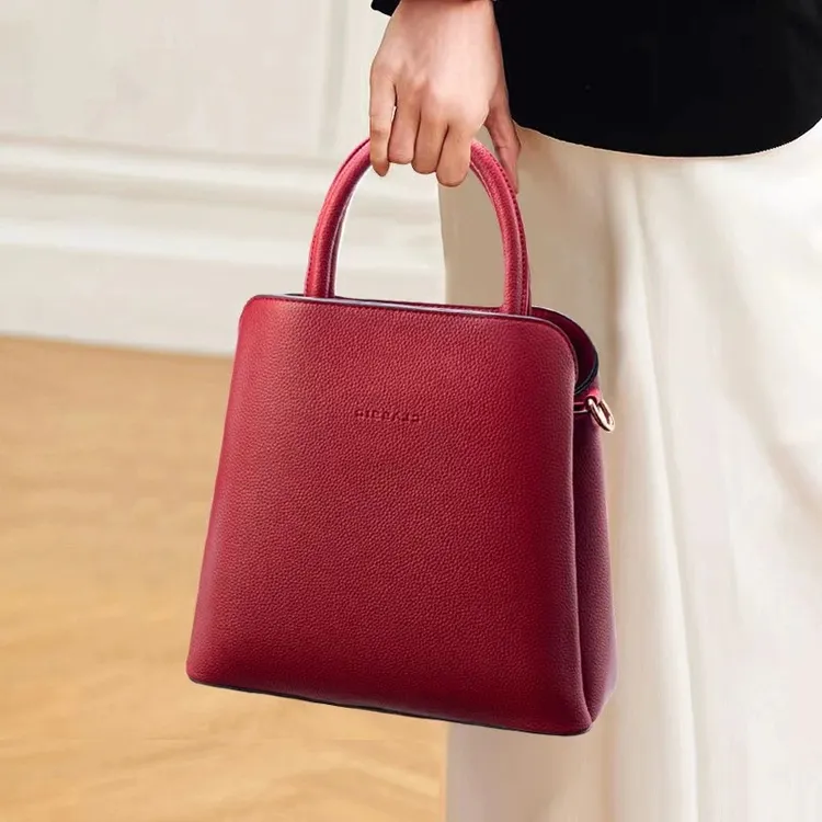 香港2025新款软皮女士手提包包女质感大容量水桶包通勤妈妈斜挎包
