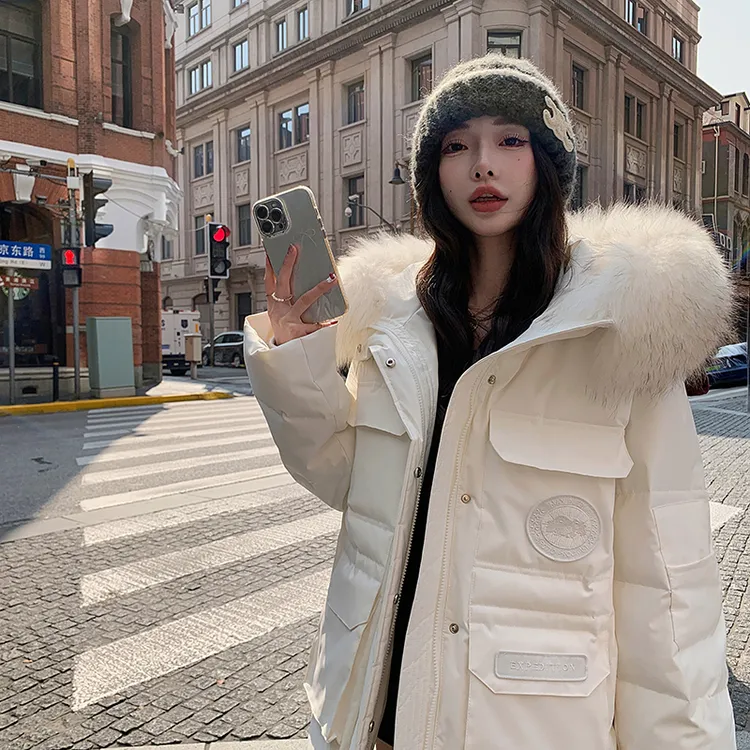 白色工装羽绒服女款2025年冬季爆款小个子不臃肿上档次保暖派克服