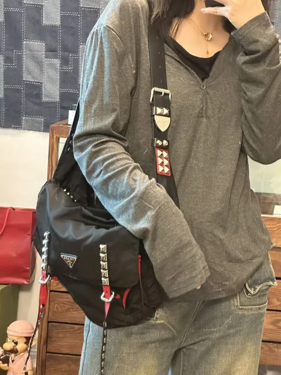 95新 Prada/普拉达 牙牙 红黑拼色铆钉邮差包
