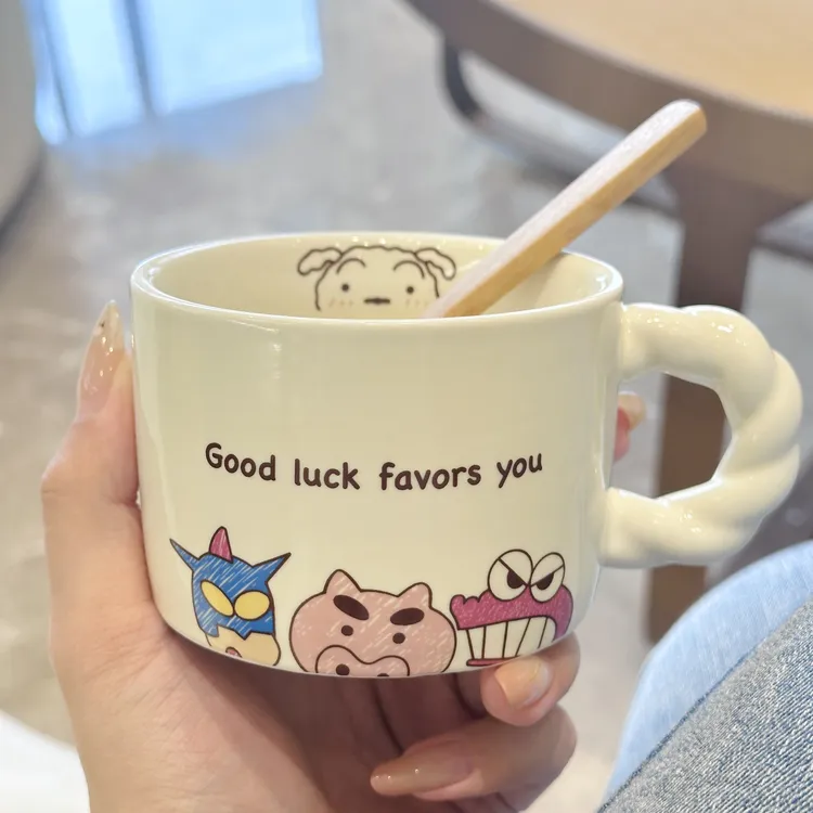 可爱卡通陶瓷水杯蜡笔小新杯子创意学生马克杯情侣家用燕麦早餐杯