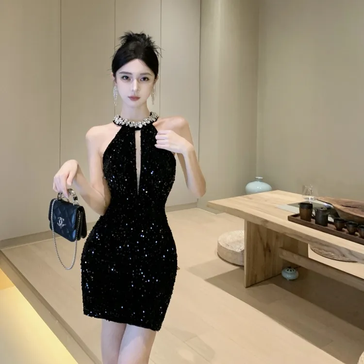 超好看连衣裙法式挂脖吊带短裙女初秋新款不规则修身显瘦包臀裙子