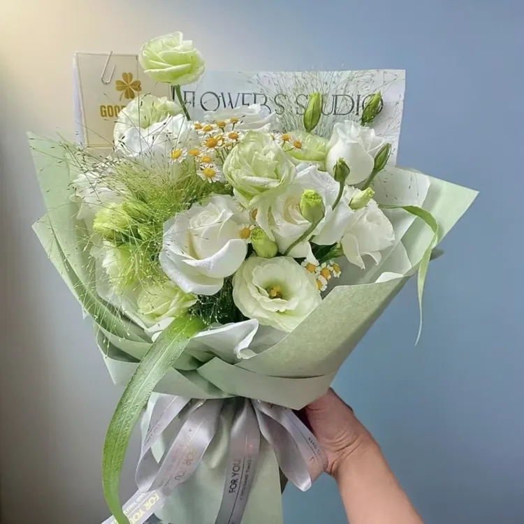 3枝白玫瑰桔梗混搭花束送朋友闺蜜恋人浪漫惊喜同城花店小时达