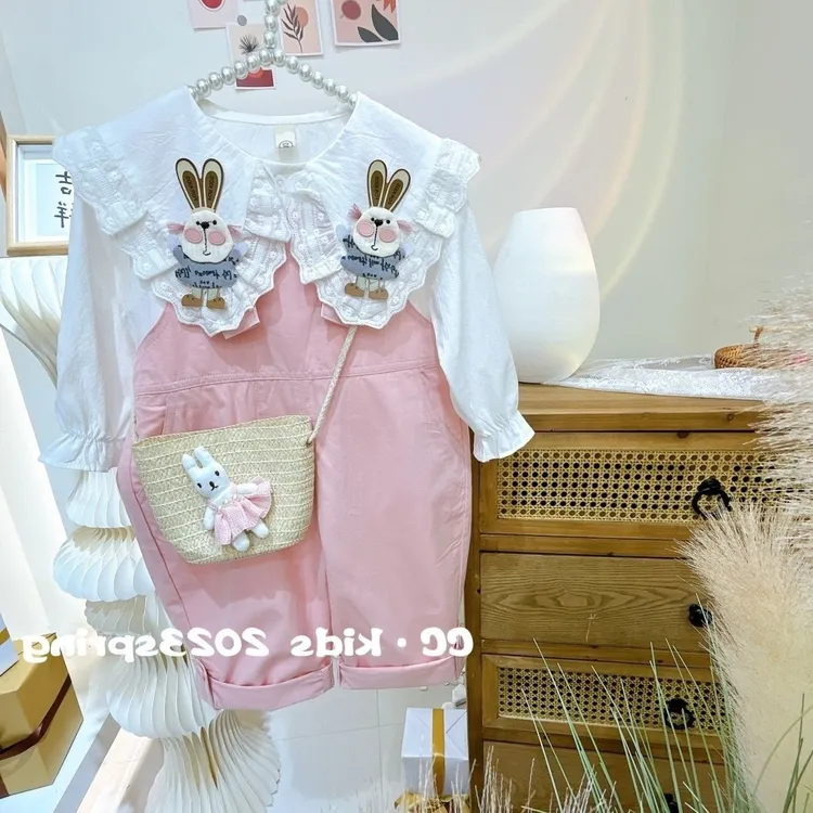  女童春秋套装2023最新款洋气女宝宝卡通衬衫儿童背带裤两件套