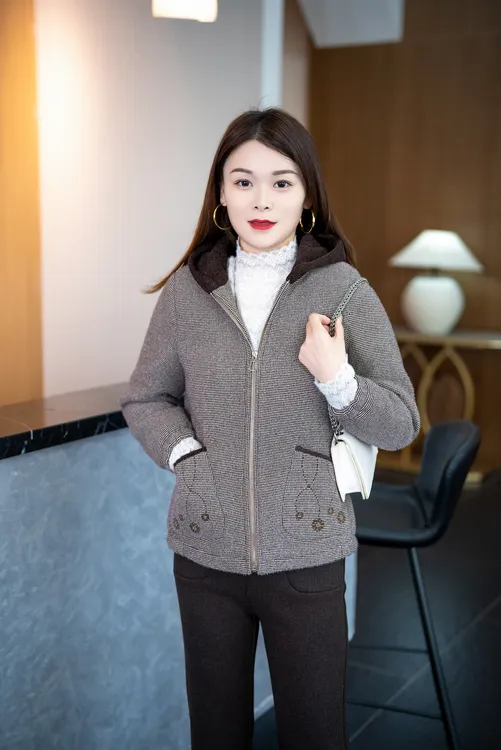 昀之兮冬季新款时尚洋气毛呢休闲韩版加绒加厚连帽短款女士短外套