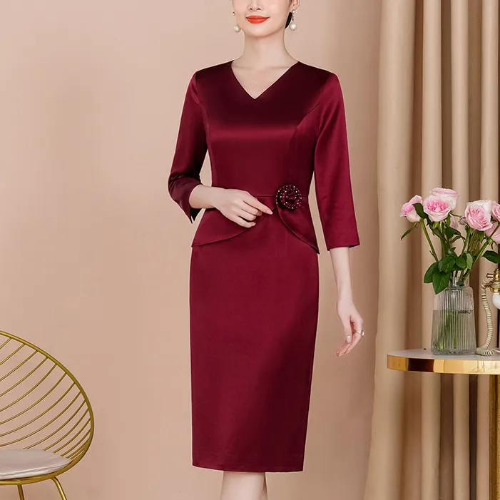 2024秋季新款端庄气质V领遮肚显瘦连衣裙年轻喜妈妈醋酸酒红裙女