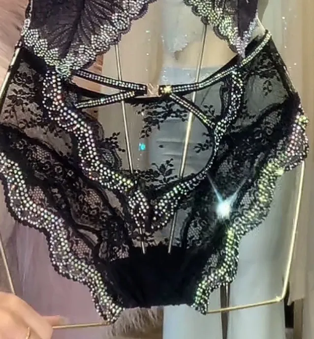 清纯少女性感蕾丝设计亮钻后镂空细带内裤