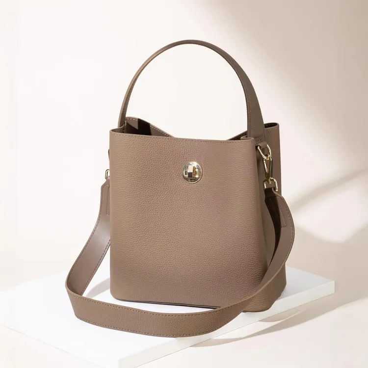 全真皮女包秋冬通勤两用手提水桶包大容量轻奢女士气质单肩斜挎包