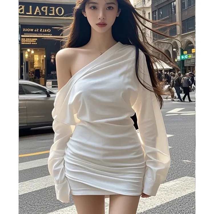 性感长袖连衣裙秋季纯欲白色斜肩收腰辣妹显瘦包臀裙子2024新款