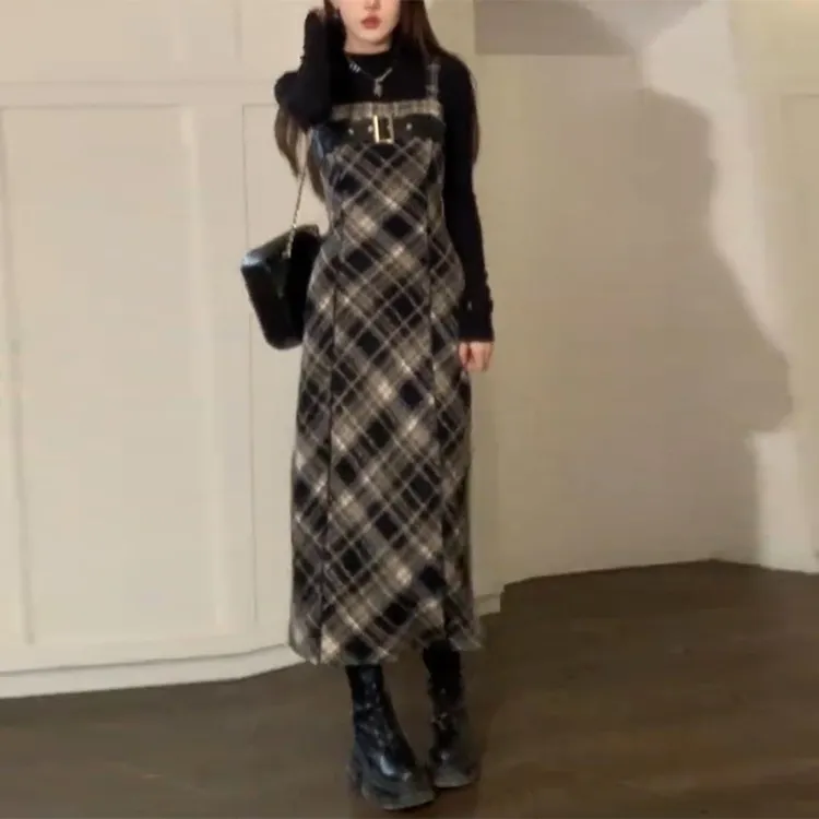 G988黑色格子吊带连衣裙子女秋冬季2024年新款深冬装一整套装长裙