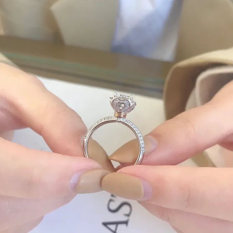 925银莫桑石戒指 （手捧花）纯银戒指经典女王求婚结婚女士对戒闭口