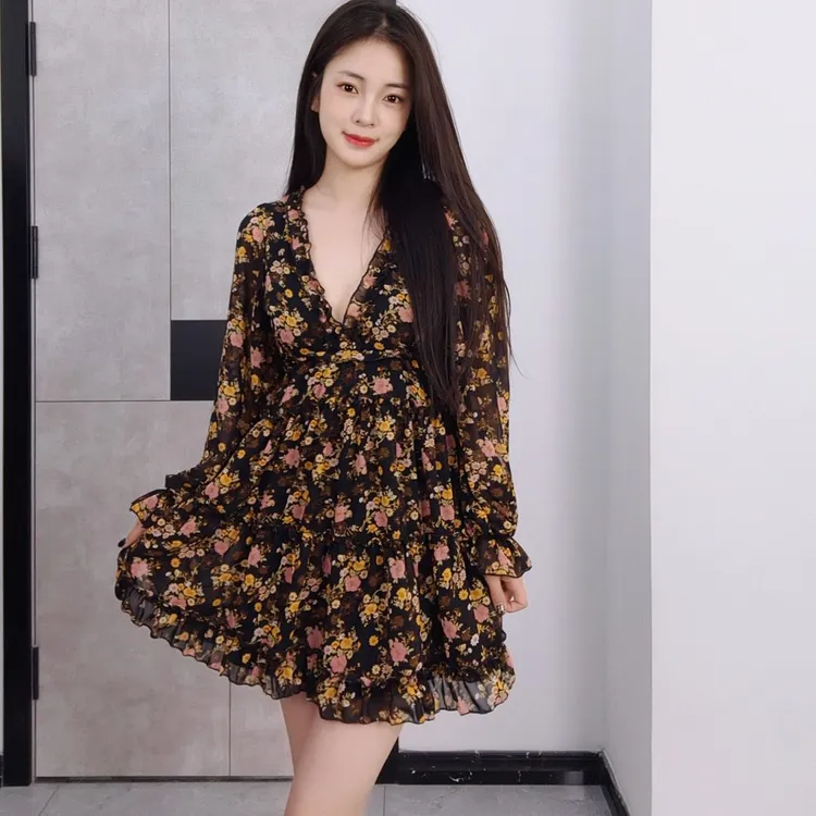 气质碎花印花显瘦连衣裙时尚v领收腰夏季露背连衣裙