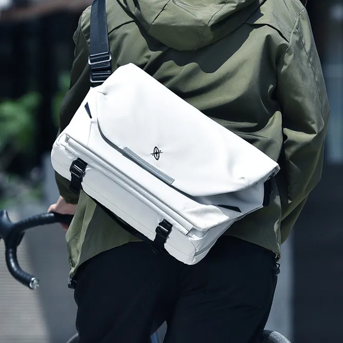 无限探索光影阿波罗X1磁吸扣大学生斜挎包休闲16寸电脑背包邮差包