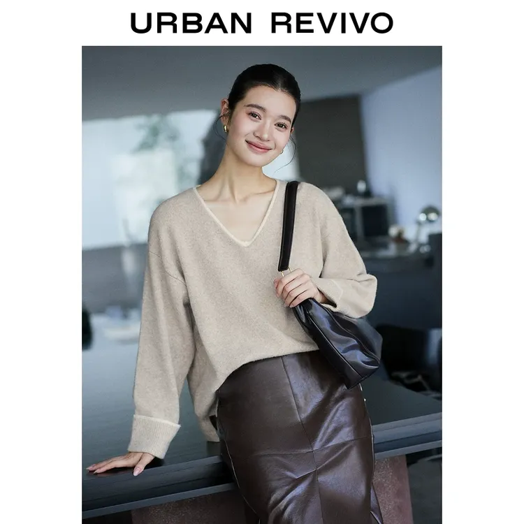 UR秋冬新款女装格雷系气质撞色V领宽松针织衫UWM940038