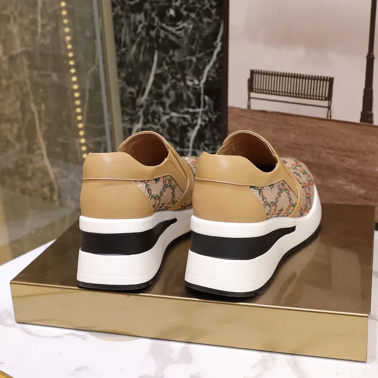 坡跟一脚蹬休闲鞋2025春款防滑耐磨水钻印花透气单鞋女时尚旅游鞋