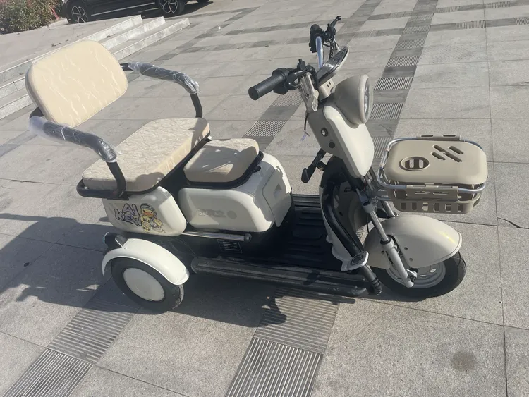 艾克文推拉款三轮车四个颜色可选