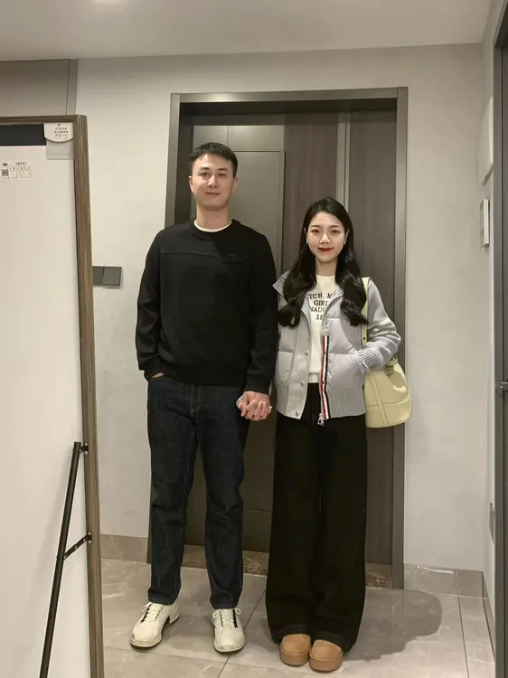 韩版拼接针织立领棉服外套短款2024年新款字母软糯毛衣黑色牛仔裤