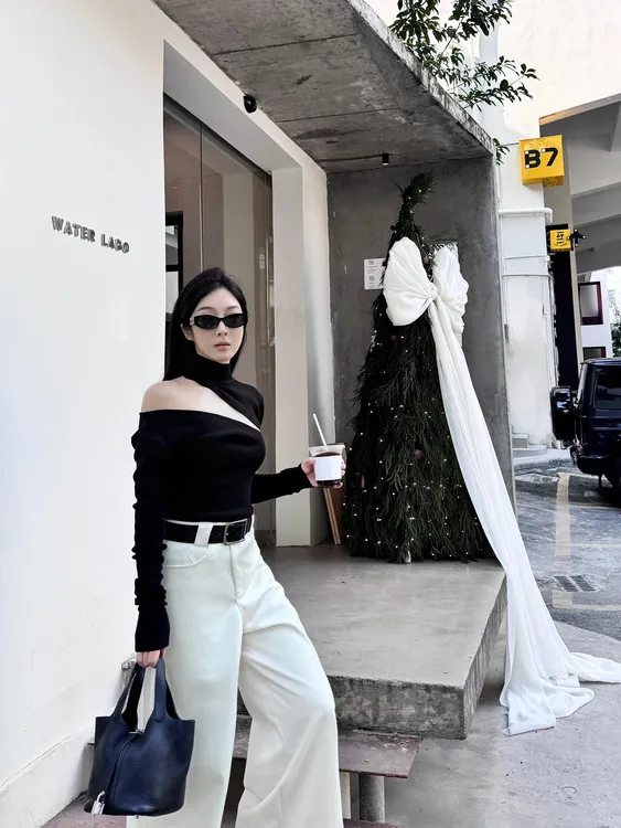 黑色镂空设计感小众锁骨挂脖针织衫心机上衣百搭高腰阔腿裤套装