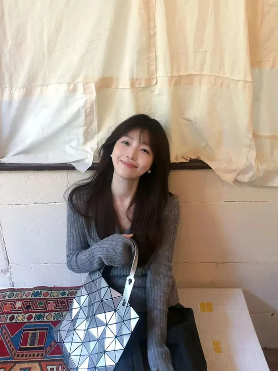 灰色V领长袖针织衫女秋冬坑条毛衣修身打底衫上衣百搭压褶阔腿裤