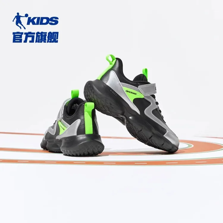 中国乔丹儿童跑步鞋春秋革面防风防砂防滑魔术扣中大童