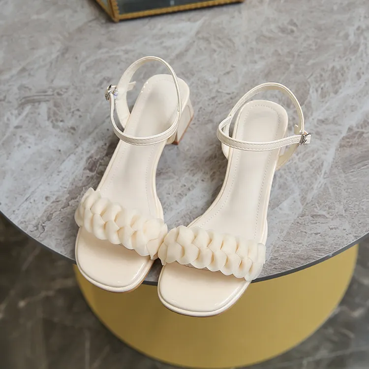 时尚女款2024夏新款百搭夏日舒适气质网红法式时装一字带软底粗跟