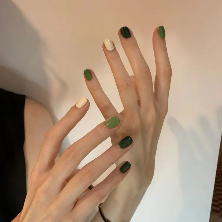 手工穿戴甲极简奶绿跳色美甲贴片秋冬学生短款显白指甲小众高级感