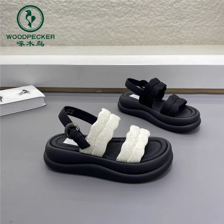 啄木鸟国风刺绣厚底罗马凉鞋女2025夏季新款露趾一字带舒适沙滩鞋