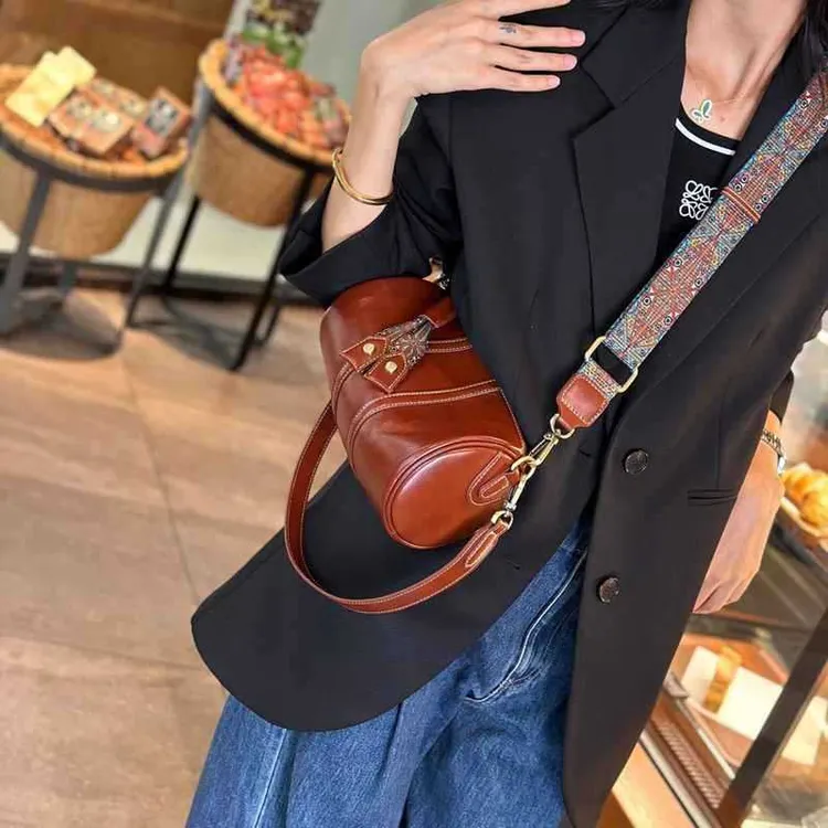 真皮圆筒包女2025新款百搭腋下单肩包牛皮枕头包高级感休闲斜挎包