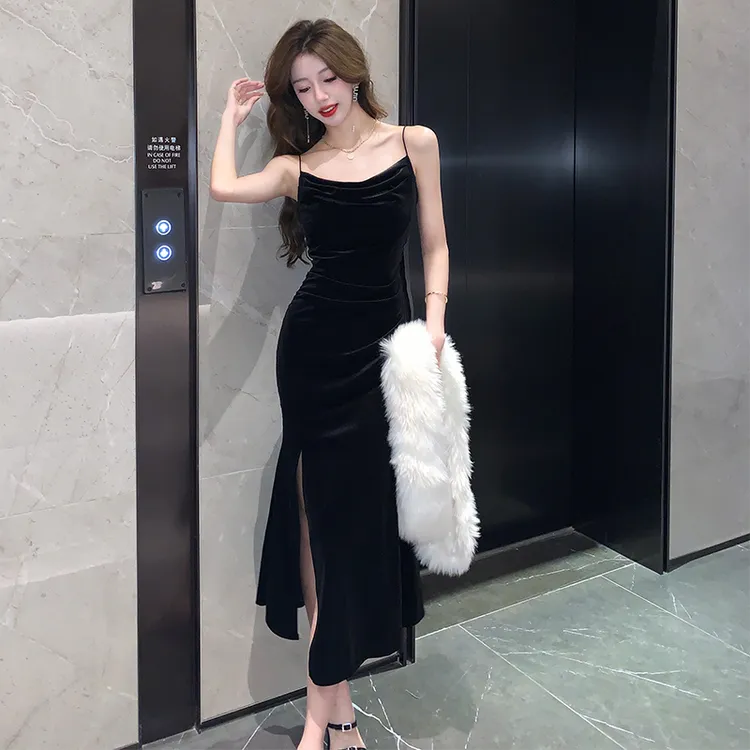 吊带连衣裙2025秋冬新款丝绒裙修身显瘦高级感气质吊带鱼尾小黑裙