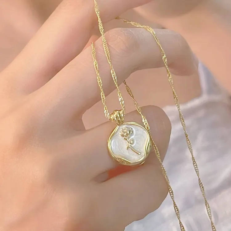 钛钢项链 不掉色金色立体玫瑰牌项链女轻奢小众气质吊坠ins锁骨链