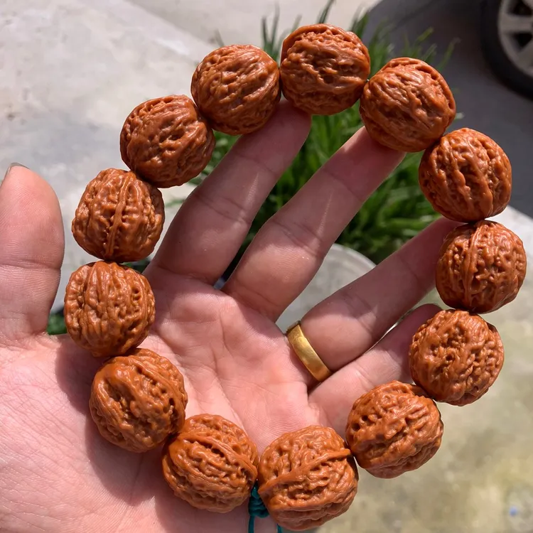 小绣球小楸子核桃，尺寸23-25mm左右，素串大小均匀，已经打底！