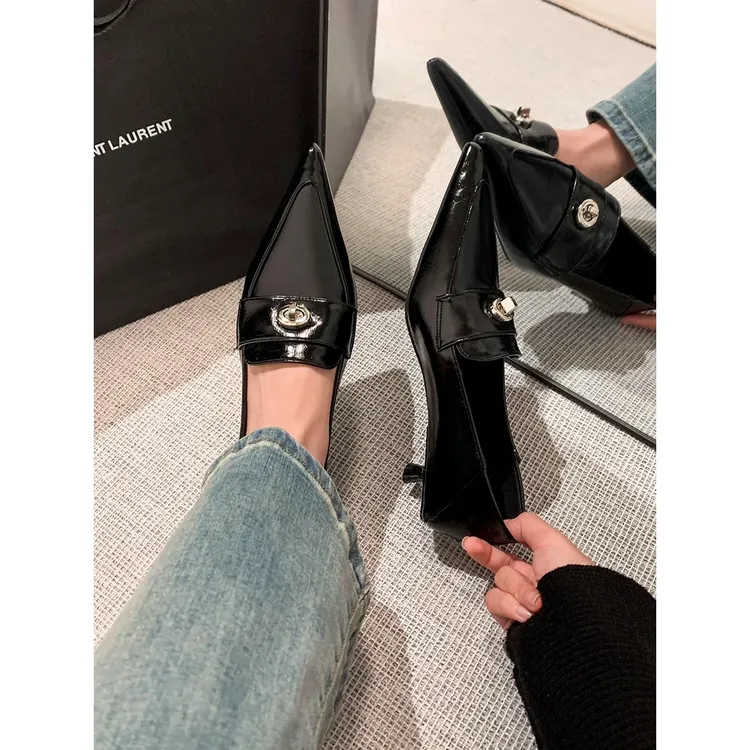 牛皮版~尖头时尚乐福鞋女新款黑色高级感小皮鞋金属扣细跟单鞋子