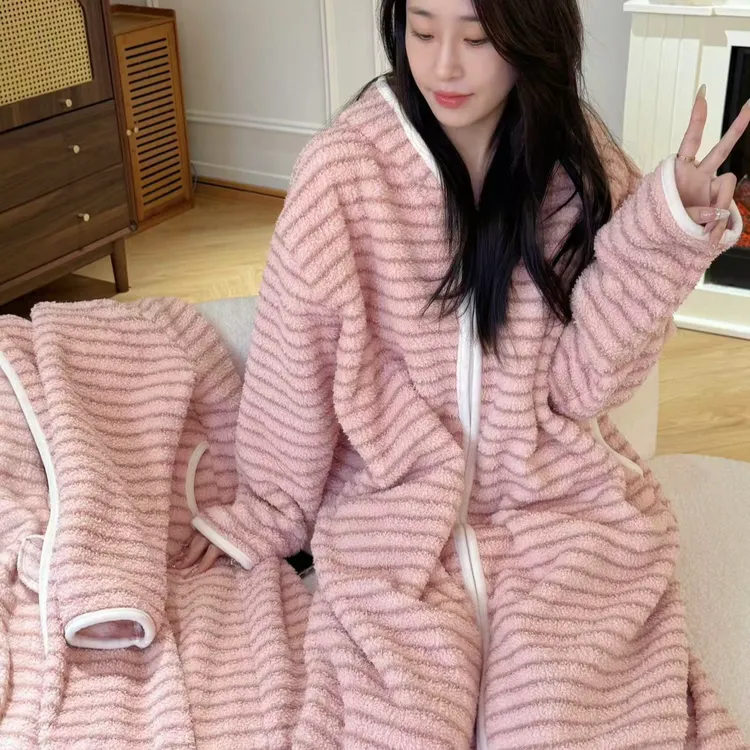   【加厚】行走的被窝-保暖韩系连帽米粒绒大码家居服外出条纹睡袍
