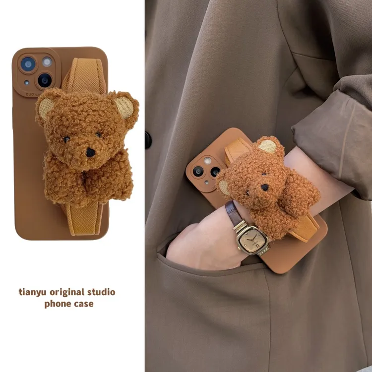 毛绒趴趴熊腕带适用于iphone16promax手机壳苹果15/14/13/1211