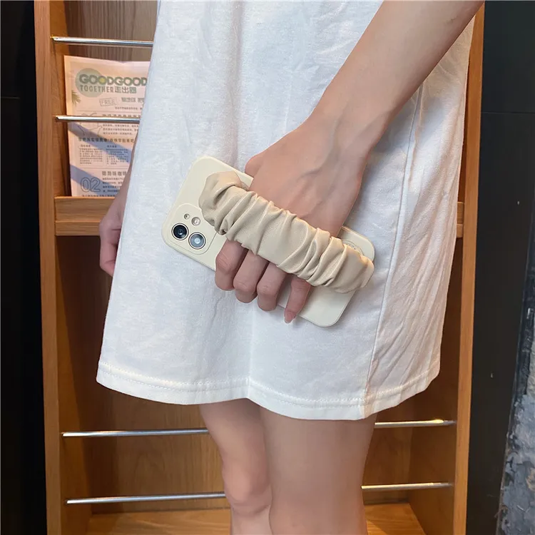 戚薇同款白适用苹果16promax手机壳iphone15皮褶皱腕带14软13/12