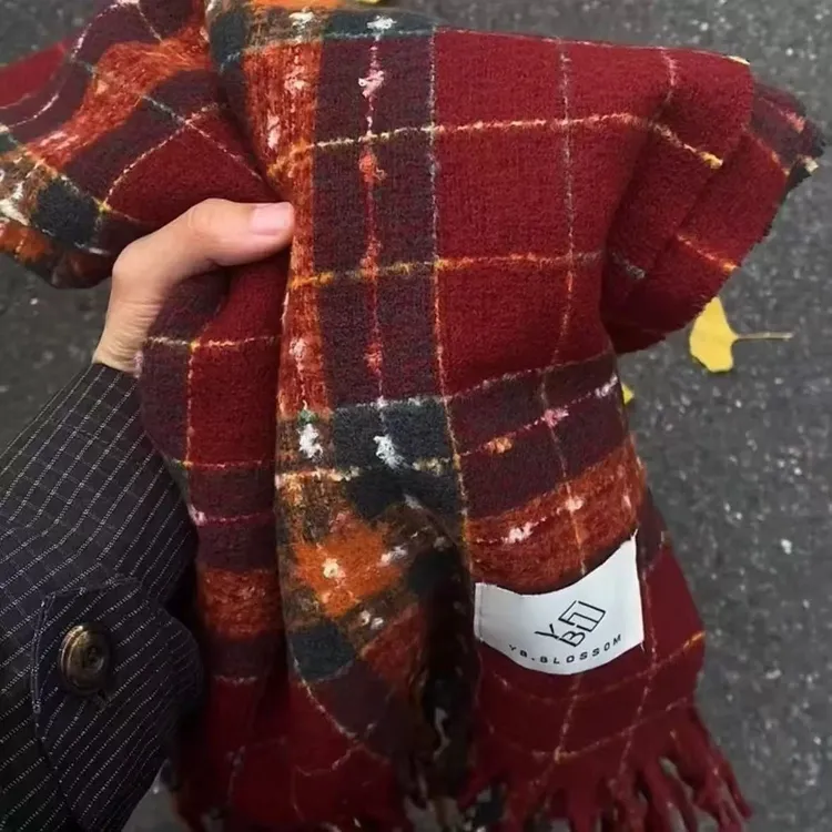 枫叶红格子围巾女冬季韩系氛围感披肩两用围脖护颈保暖百搭2024款