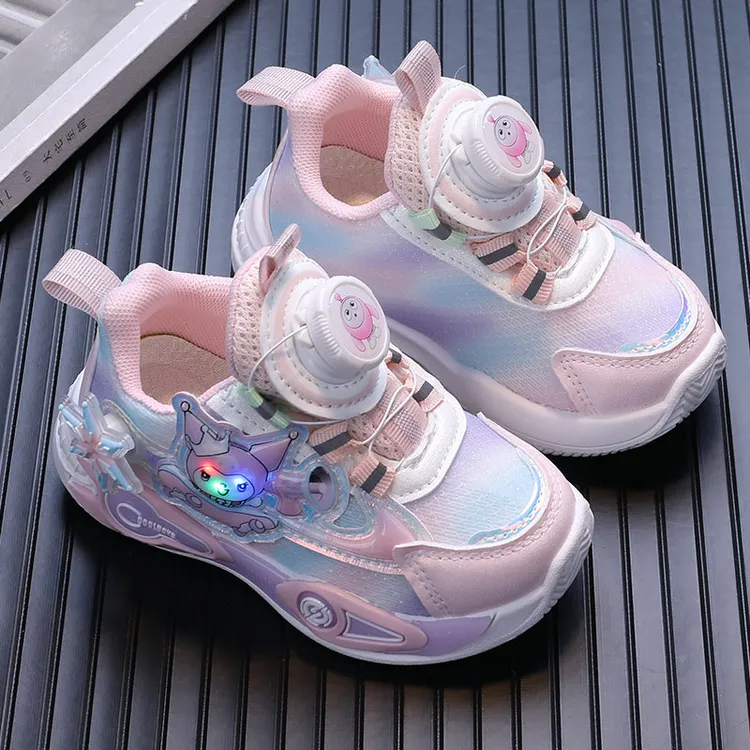 2024春秋新款女童运动鞋1-3-6岁旋转纽扣卡通库洛米带灯宝宝鞋子