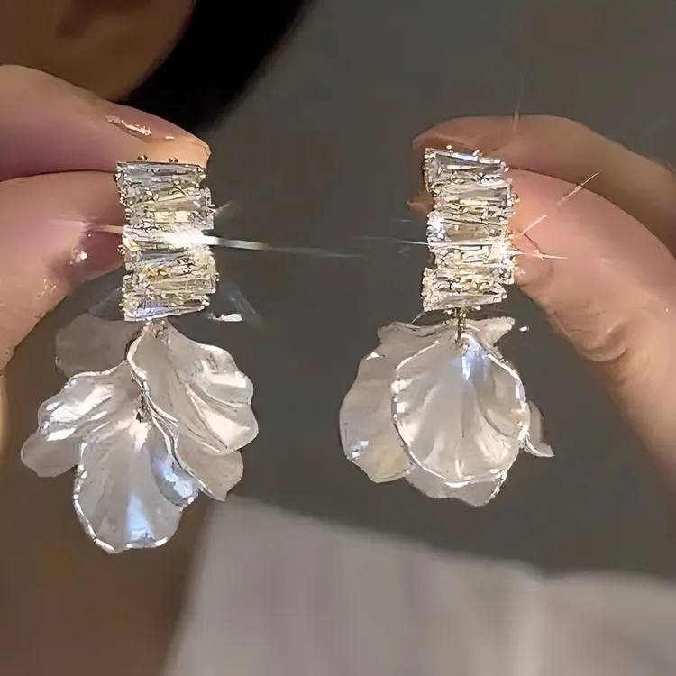 合金耳饰 气质法式时尚小众设计耳钉轻奢高级感精致百搭白色耳环