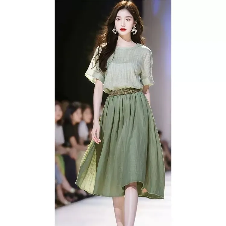 夏季女装松弛感穿搭超好看海边度假小清新绿色连衣裙子套装小个子