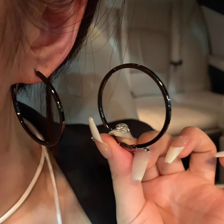 合金耳饰 又辣又高级!黑色酷酷辣妹耳圈简约气质耳环新款潮耳饰女