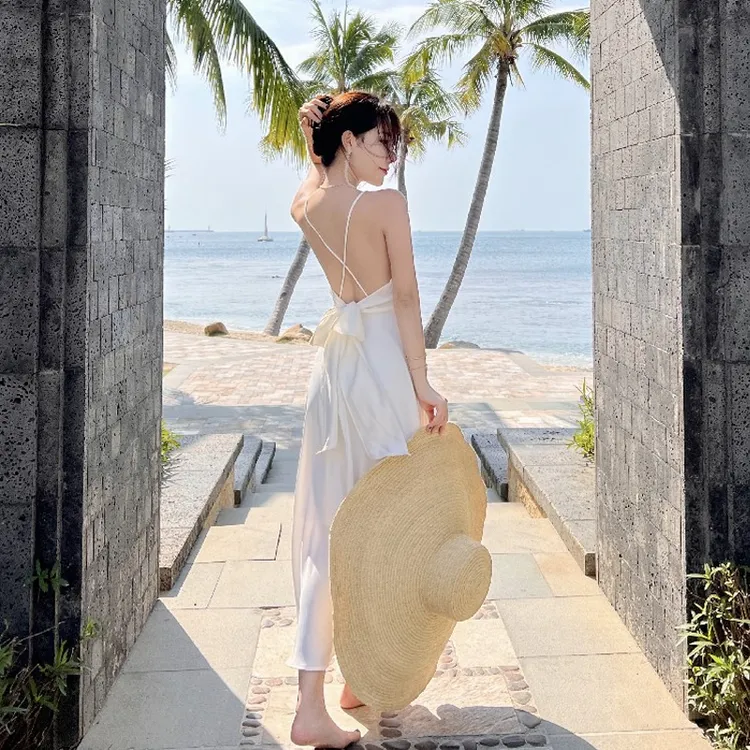 三亚旅行穿搭网红吊带露背连衣裙夏显瘦白色仙女裙海边度假沙滩裙