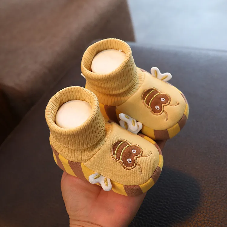 秋冬季0-1岁婴儿卡通男布鞋软底防滑6个月宝宝步前鞋防掉初生护脚