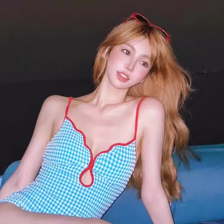 娜扎同款泳衣女2025新款连体高级感性感露背网红度假比基尼泳衣