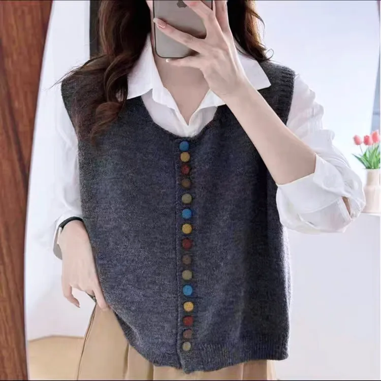 设计感彩色纽扣圆领针织马甲女百搭叠穿秋季宽松无袖毛衣背心坎肩