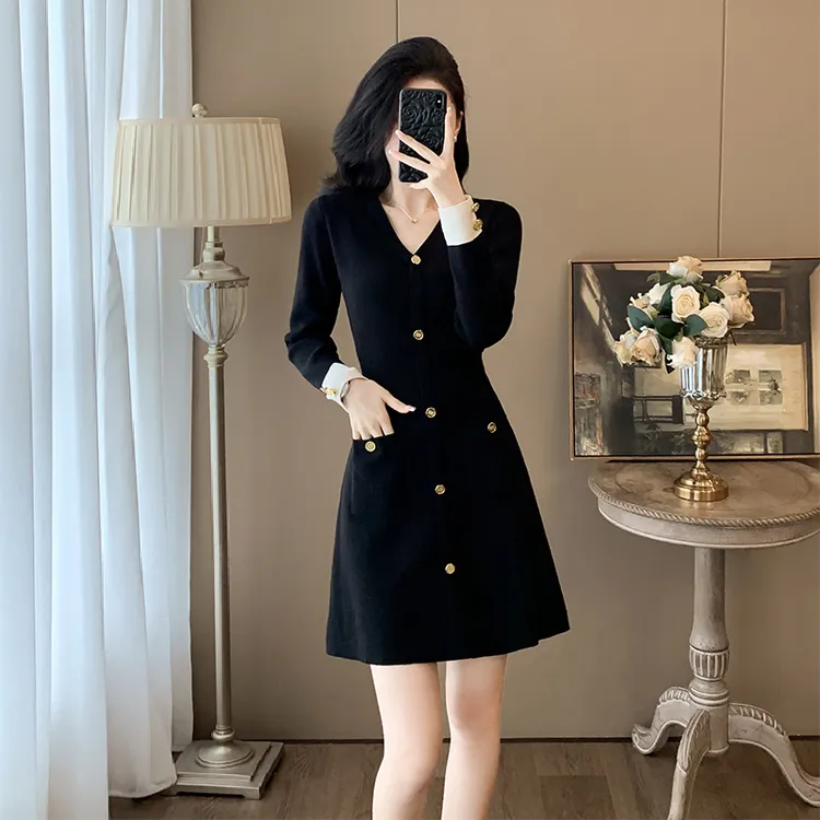 极简风时尚黑色连衣裙秋季新款法式气质V领小香风收腰针织打底裙