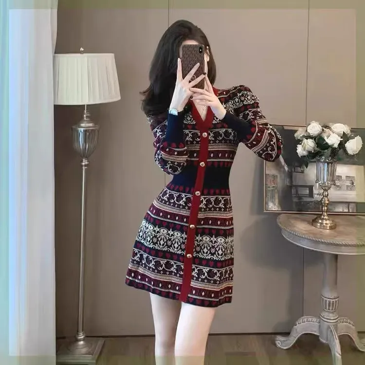 法式复古小香风针织连衣裙秋冬新款高级感印花修身显瘦V领打底裙