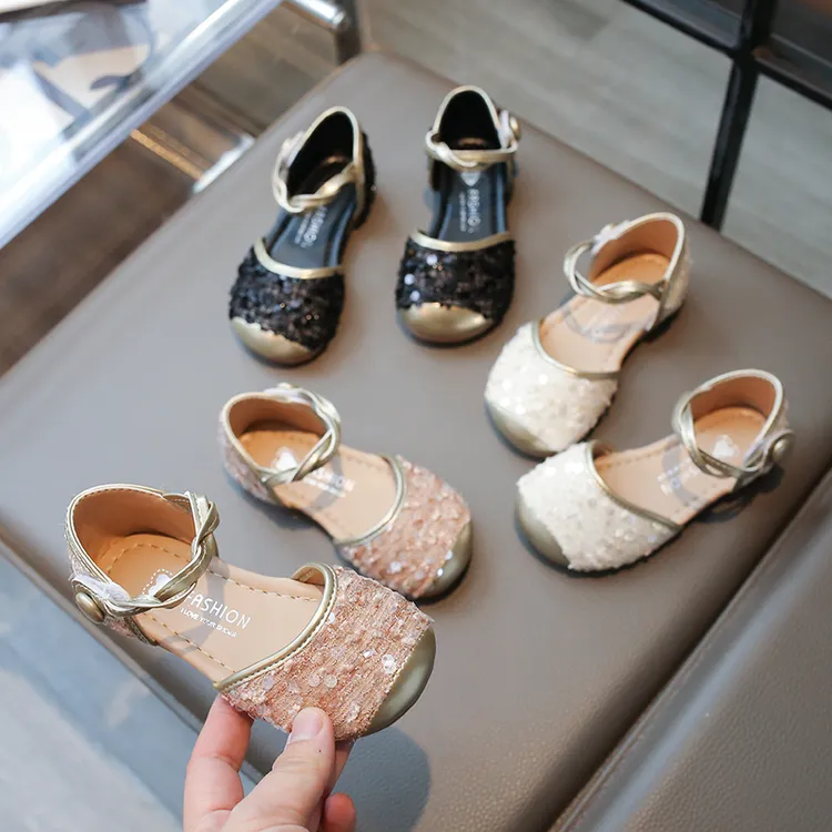 女童公主鞋2024春夏新款女孩子小皮鞋宝宝水晶鞋亮片浅口包头凉鞋