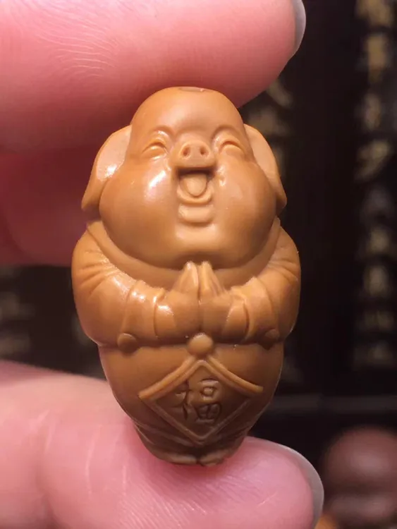 橄榄核雕刻福猪吊坠
