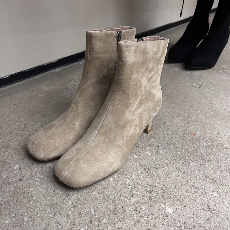 2024东大门冬季反绒细跟短靴