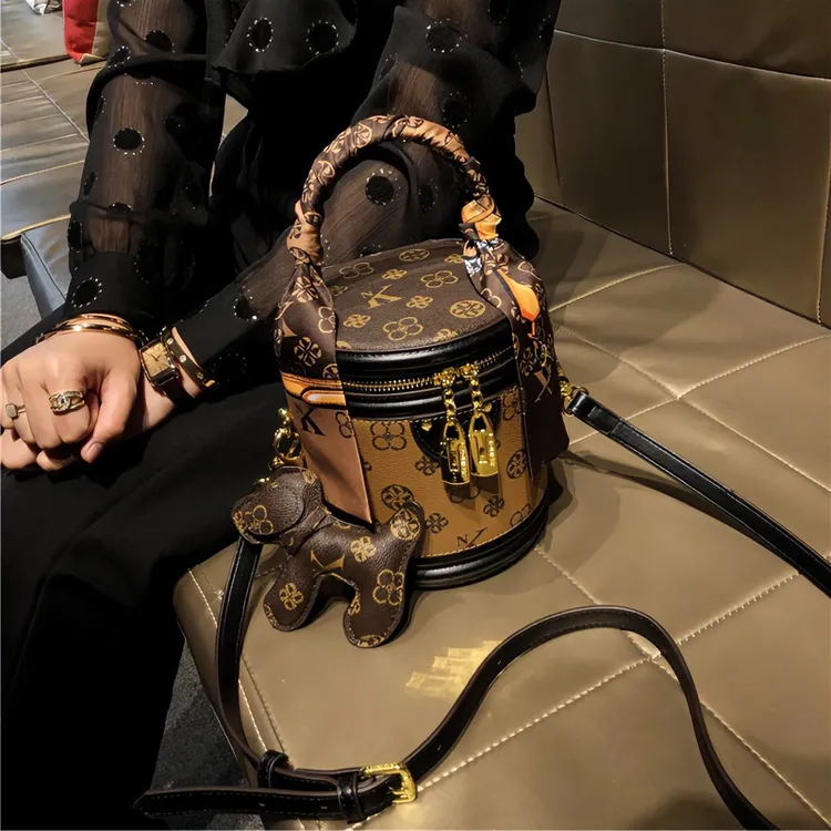 包包女款爆款2025新款复古小众百搭便携包发财桶网红款斜挎水桶包