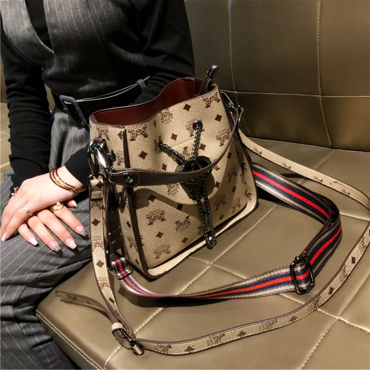 包包女款爆款2025新款百搭通勤休闲包复古潮流单肩斜挎水桶包女包